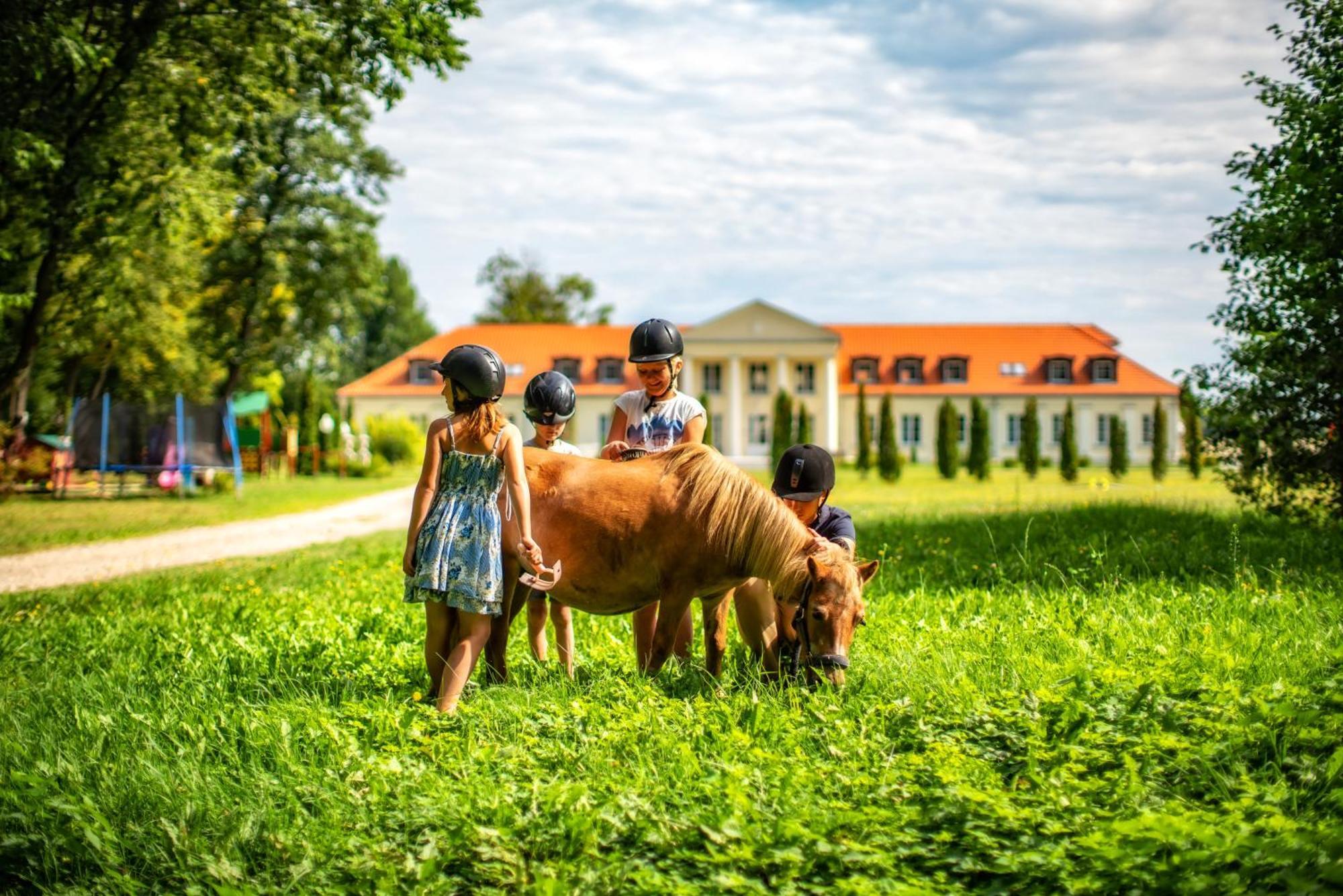 Hotel Palac Alexandrinum Krubki Екстериор снимка