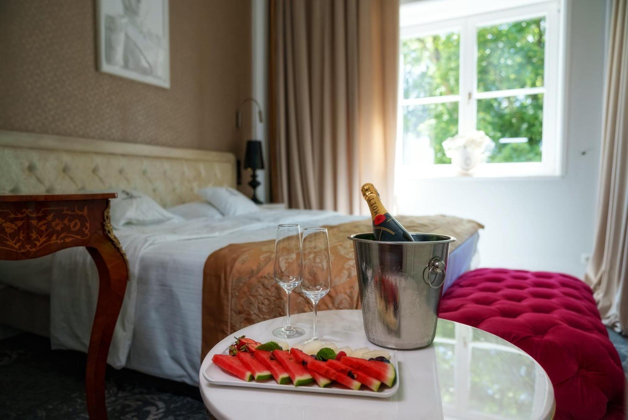 Hotel Palac Alexandrinum Krubki Екстериор снимка